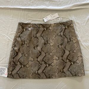 NWT- TOPSHOP Snake Print Mini Skirt Size 6